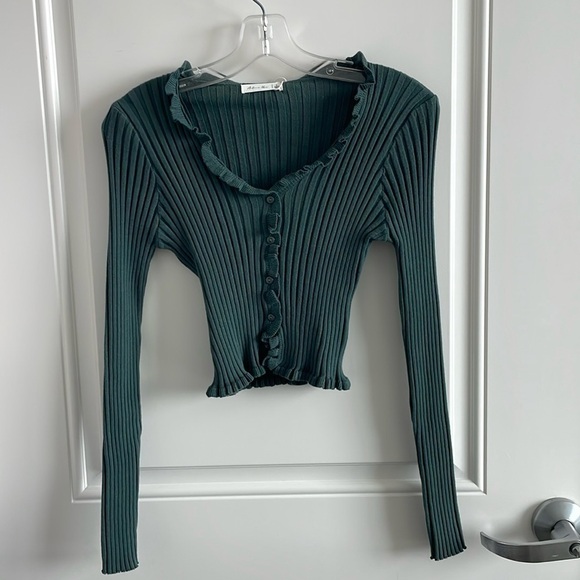 Active USA Tops - NWT Active USA Women’s Green Button Up Cropped Long Sleeve w/ Ruffle Accent - L